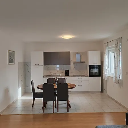 Seaview Relax Apartment, Kastel Gomilica شقة